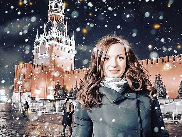 Анна у кремля во время поездки в Москву на съёмки Поле Чудес