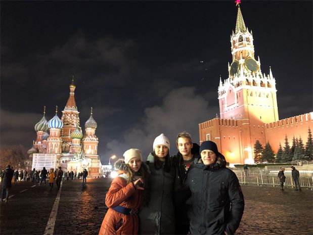 Ирина с семьёй после съёмок передачи Поле Чудес на Красной площади