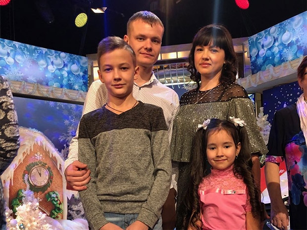 Вероника со своей семьёй на съёмках передачи Поле Чудес